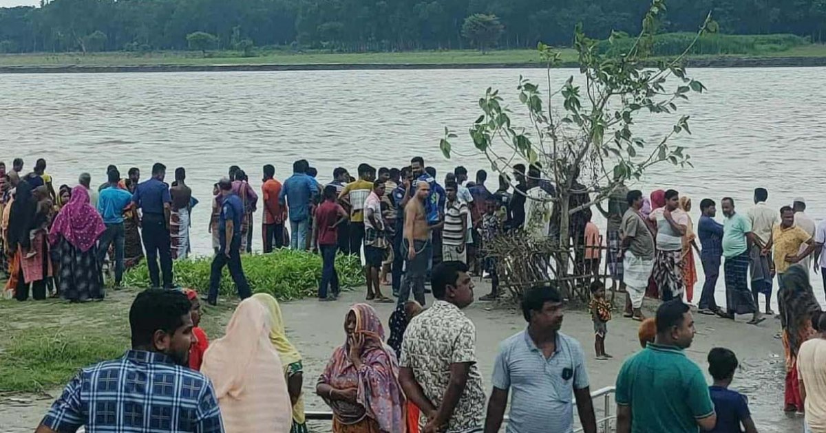পদ্মায় নৌকা ডুবে একজনের মৃত্যু, দুজন নিখোঁজ