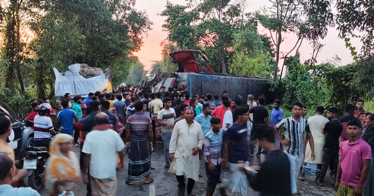 ট্রাকের সঙ্গে সংঘর্ষে সড়কে উল্টে গেলো বাস, চাপা পড়ে কলেজশিক্ষার্থী নিহত