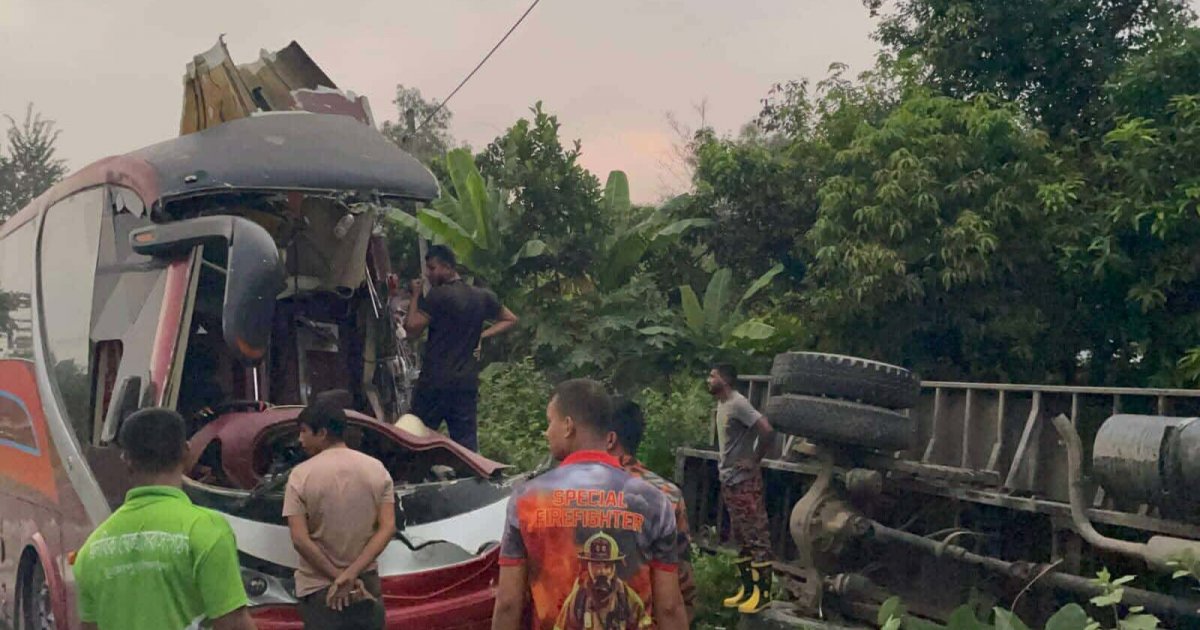 কাভার্ডভ্যানের পেছনে বাসের ধাক্কা, চালকের সহকারী নিহত