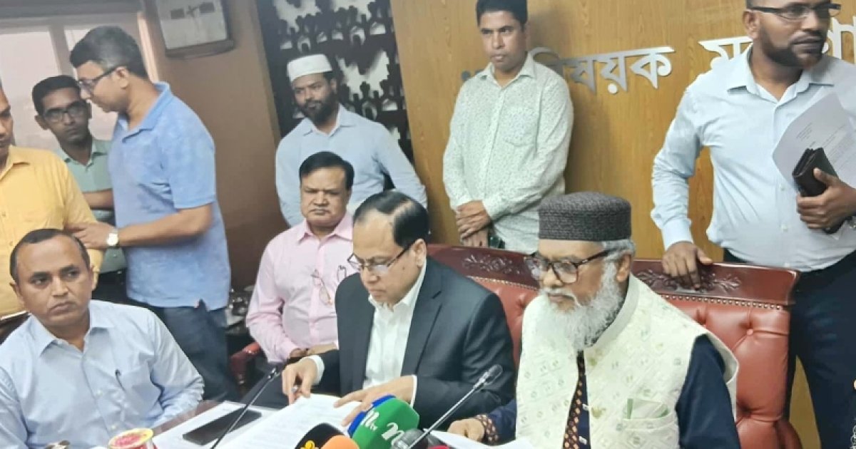 হজ প্যাকেজ ঘোষণা: কমেছে বিমান ভাড়া, বেড়েছে স্বাস্থ্যবিমা