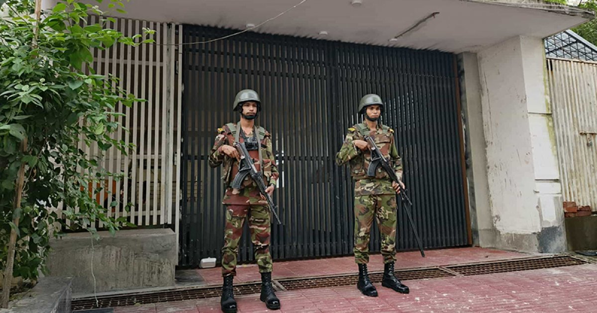 হাজী সেলিমের বাড়িতে যৌথবাহিনীর অভিযান