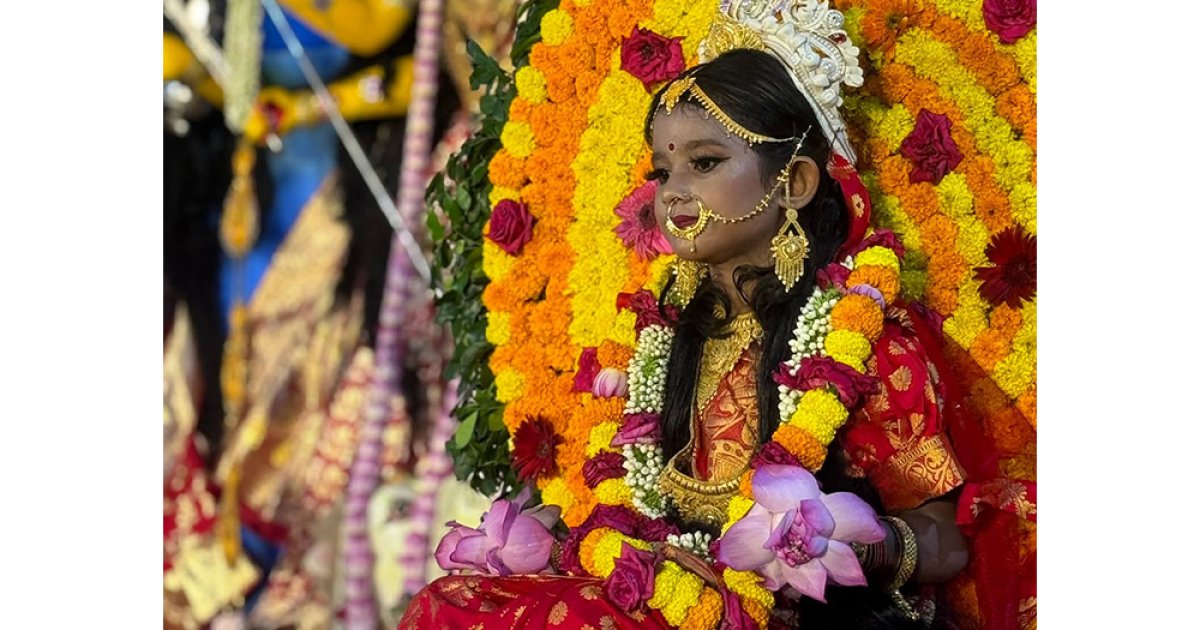 রামকৃষ্ণ মিশনে কুমারী দেবীর আরাধনায় ভক্তদের ঢল