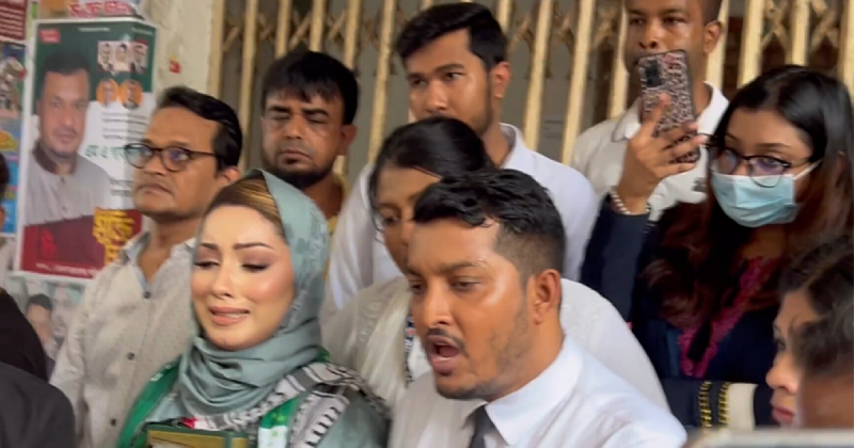 পাসপোর্ট-মোবাইল ফেরত না পেয়ে কাঁদলেন মেঘনা আলম
