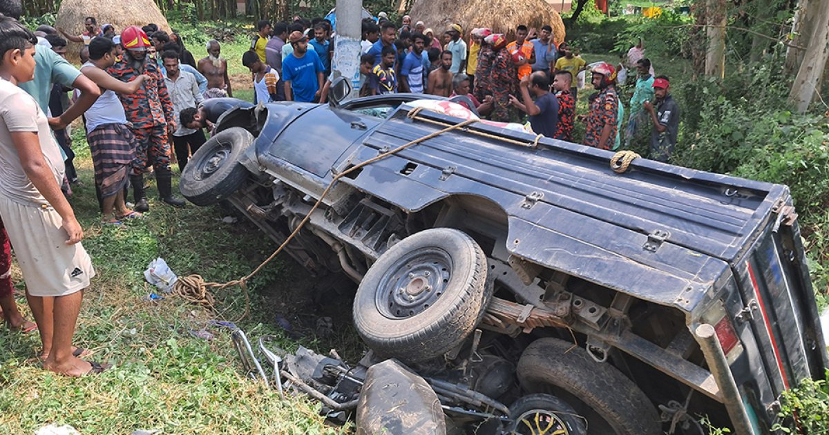 সড়কে প্রাণ গেলো স্কুটি আরোহী মা-মেয়ের