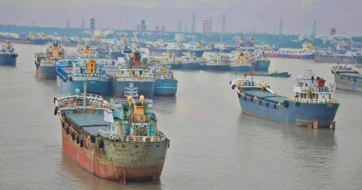 লাইটার জাহাজে ভাসমান পণ্যের গুদাম, চট্টগ্রাম বন্দরের অভিযানে জরিমানা