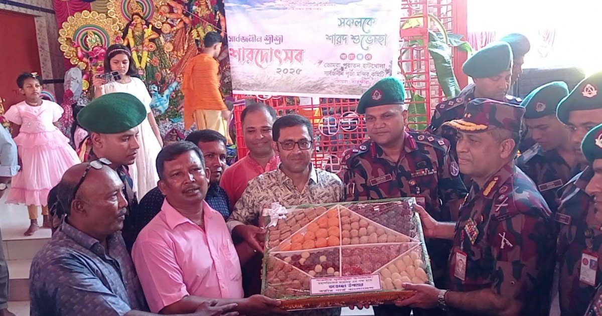 ভোমরা সীমান্তে পূজামণ্ডপ পরিদর্শন করলেন বিজিবি মহাপরিচালক