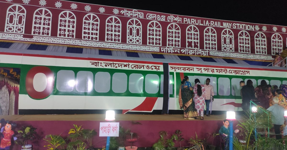 রেলস্টেশনের আদলে মণ্ডপ, সঙ্গে ধান ও পাটের প্রতিমায় নতুন বার্তা