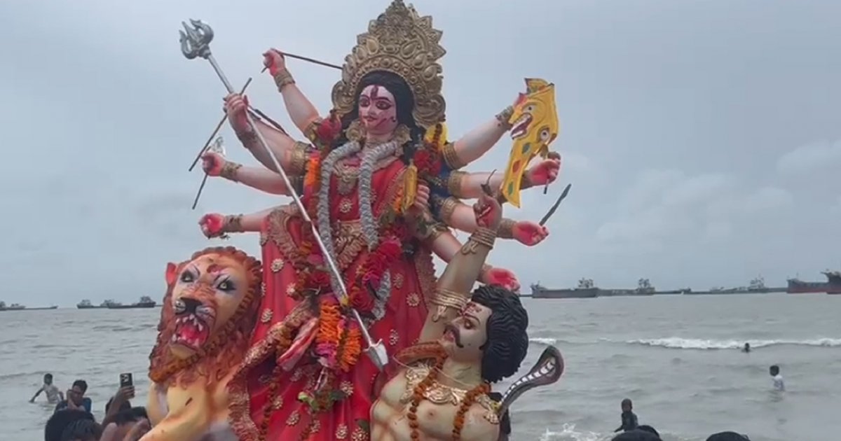 পতেঙ্গা সমুদ্রসৈকতে দেবী দুর্গার বিসর্জনে মানুষের ঢল