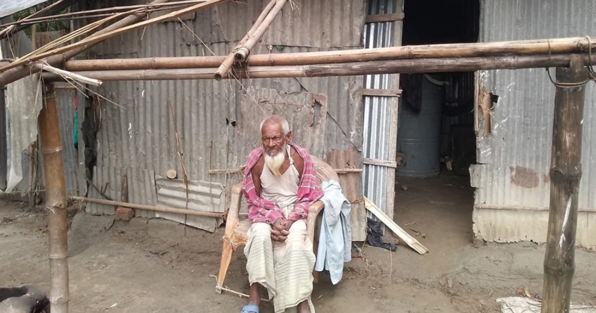 এক হাজার টাকার জন্য খুলে নেওয়া হলো বৃদ্ধের ঘরের টিন