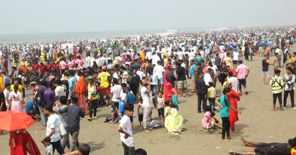 কক্সবাজারে পর্যটকদের ঢল, খালি নেই হোটেল রুম