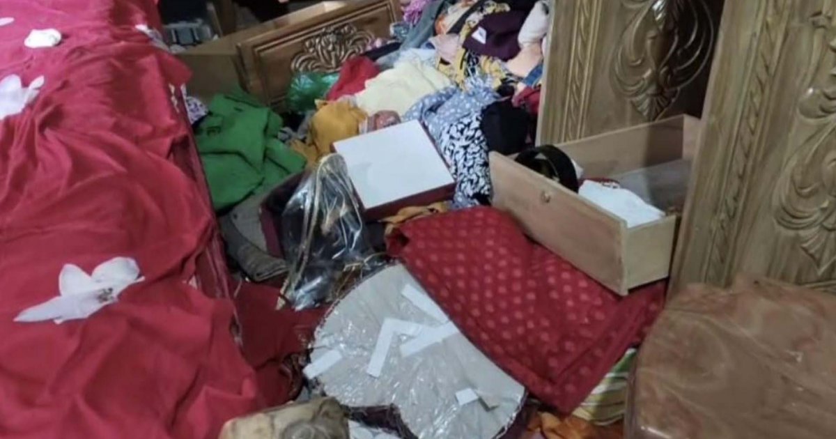 দরজা খোলা রেখে খাবার খাচ্ছিলেন বাড়ির মালিক, ঘরে ঢুকে টাকা-স্বর্ণালঙ্কার লুট