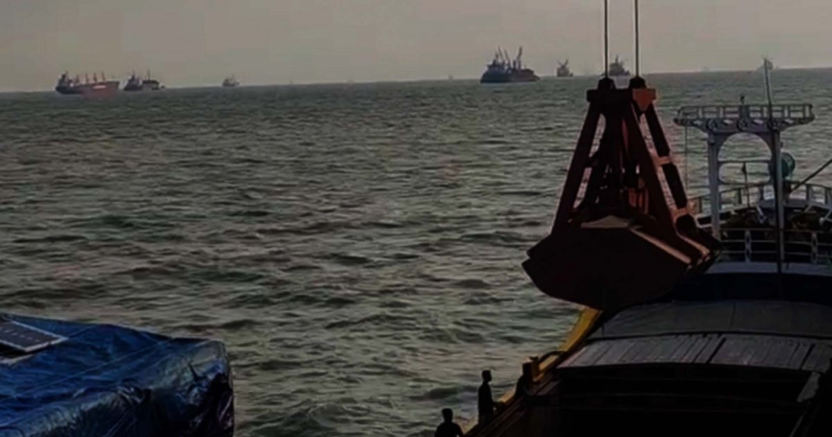 মোংলা বন্দরে তিন নম্বর সংকেত, পণ্য খালাস ব্যাহত
