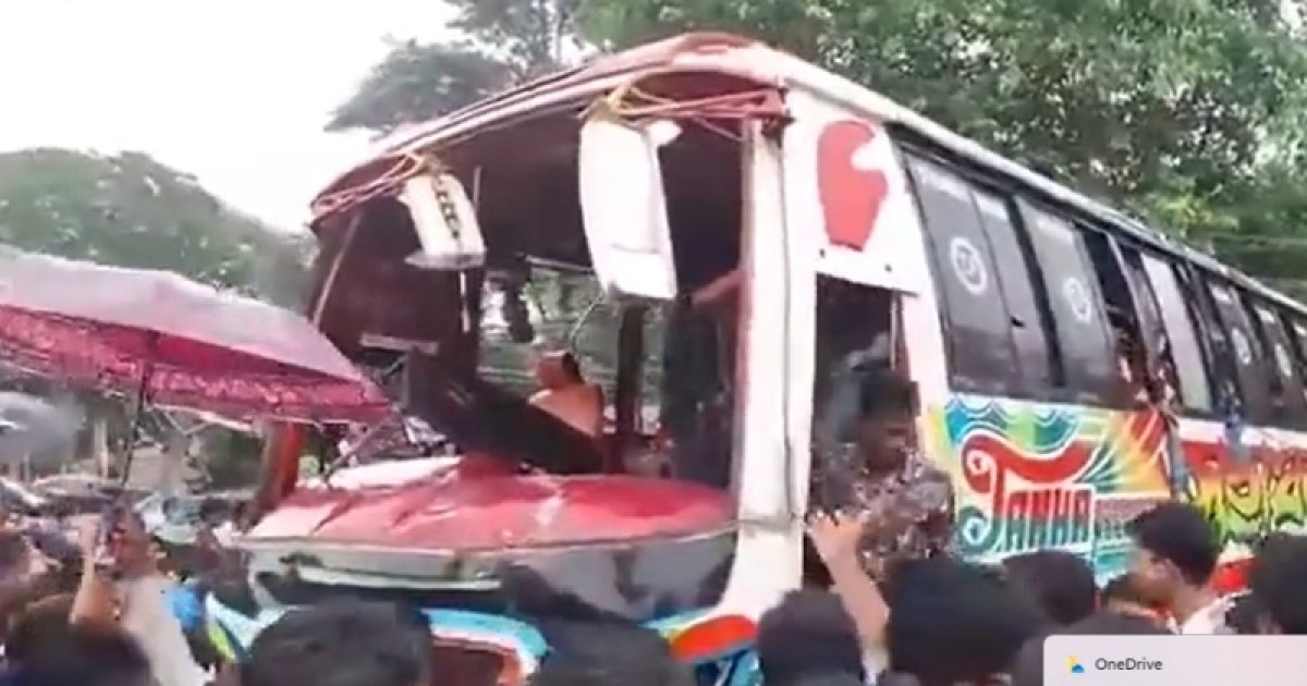 বাস নিয়ন্ত্রণ হারিয়ে উল্টে পড়লো দোকানের ওপর, নিহত ৩
