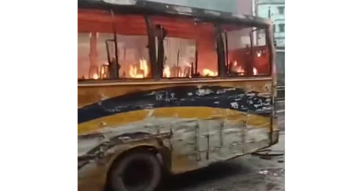 রাজধানীতে যাত্রীবাহী বাসে আগুন