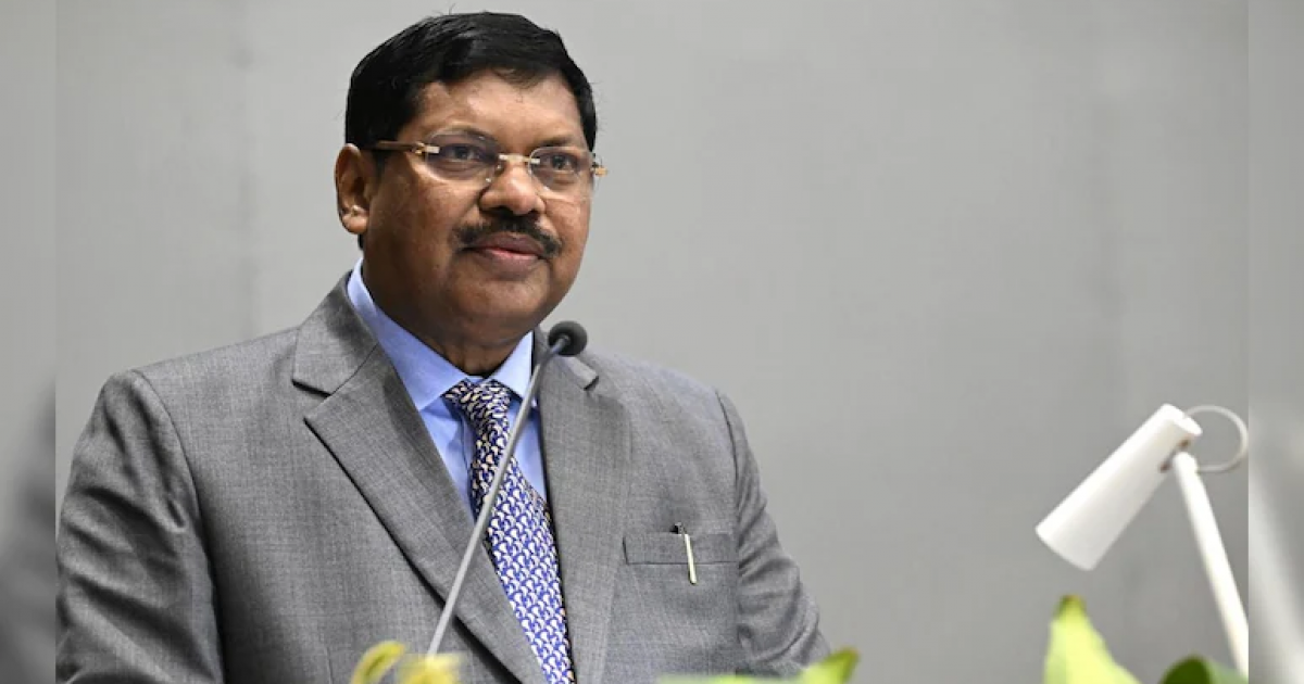 শুনানির সময় ভারতের প্রধান বিচারপতিকে লক্ষ্য করে জুতা নিক্ষেপ