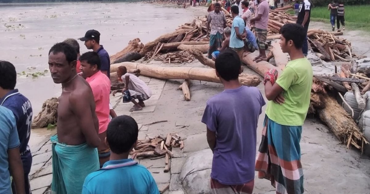 ভারত থেকে ভেসে আসা ঢলে গাছের গুঁড়ি ধর‌তে গি‌য়ে নিখোঁজ ধান ব্যবসায়ী