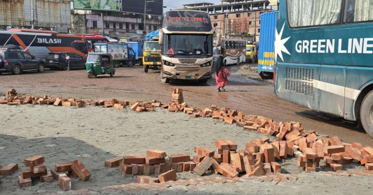 উপদেষ্টা আসছেন বলে চলছে অস্থায়ী সংস্কার, ঢাকা-সিলেট মহাসড়কে তীব্র যানজট
