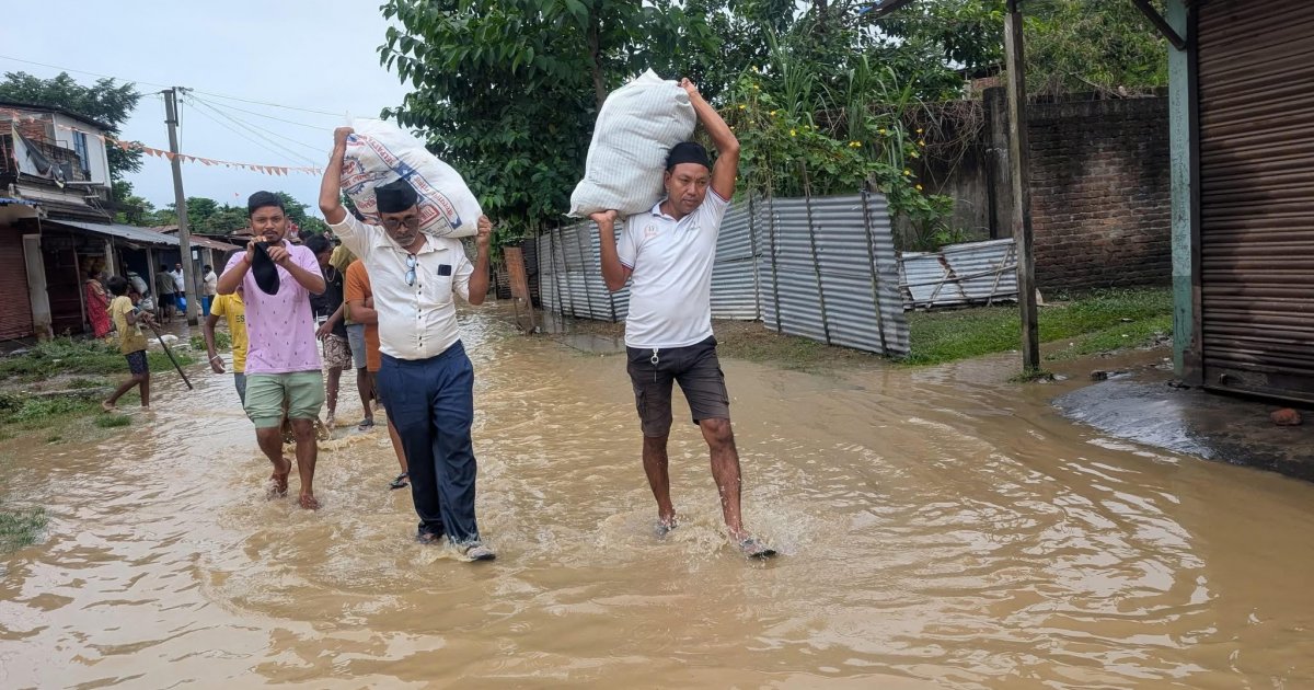 ভয়াবহ বন্যায় বিপর্যস্ত পশ্চিমবঙ্গ, উত্তরবঙ্গ ও কলকাতা কার্যত বিচ্ছিন্ন