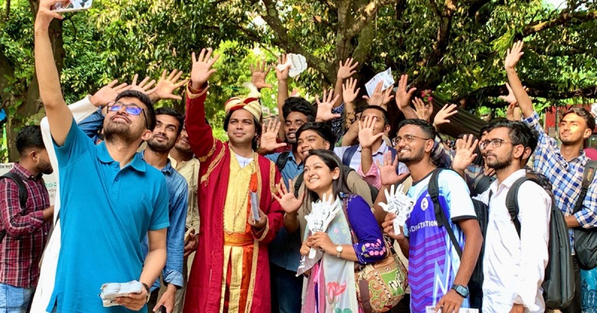 নবাবি পোশাকে রাকসু নির্বাচনের প্রচারণায় আব্দুল্লাহ আল কাফী