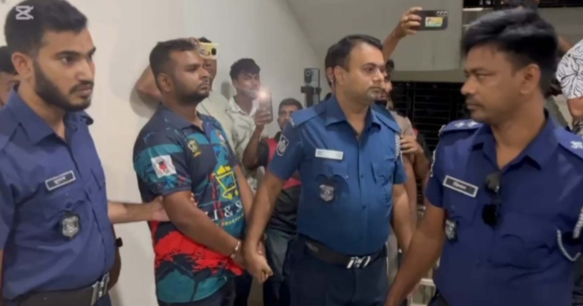 ঘুষের টাকাসহ এনজিওকর্মী আটক, বললেন টাকাগুলো রাজস্ব কর্মকর্তার