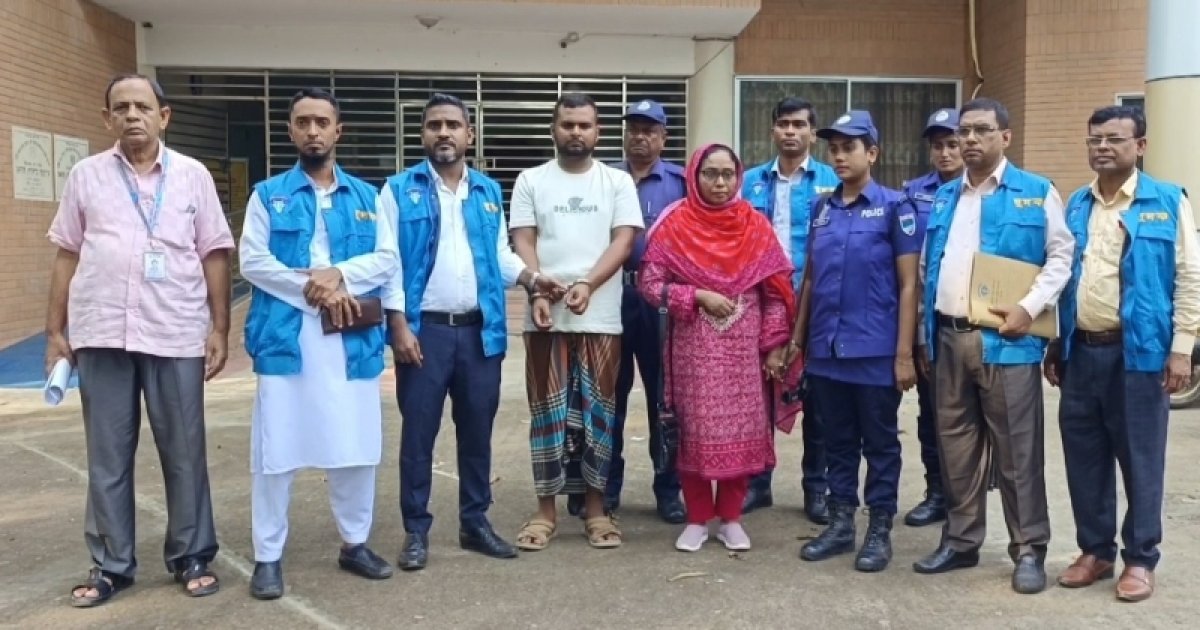 বেনাপোলে আলোচিত রাজস্ব কর্মকর্তা শামীমা আক্তার দুদকের হাতে আটক