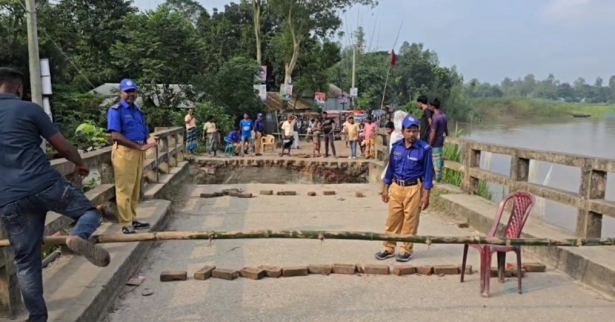 টাঙ্গাইলে ব্রিজের অ্যাপ্রোচ সড়ক ভেঙে লক্ষাধিক মানুষের ভোগান্তি
