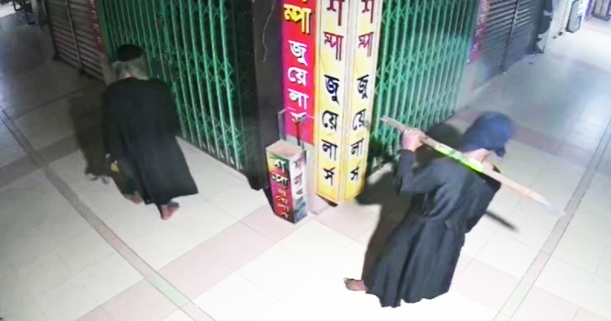 মালিবাগে জুয়েলার্স দোকানে চুরি, যা দেখা গেলো সিসিটিভি ক্যামেরায়