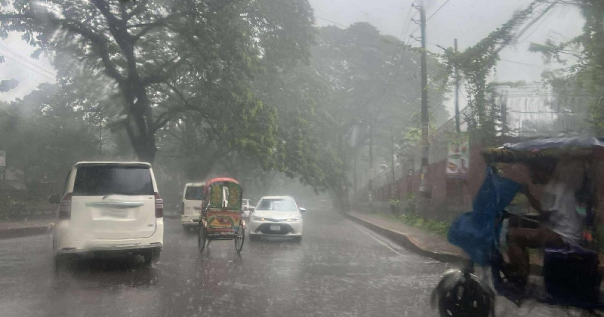 দেশজুড়ে বৃষ্টি, ভিজছে রাজধানীও