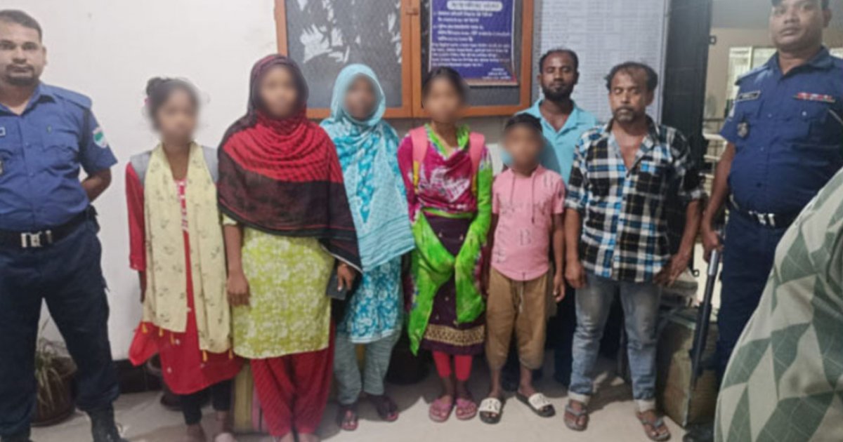 ভারতফেরত ১৮ বাংলাদেশিকে পরিবারের কাছে হস্তান্তর
