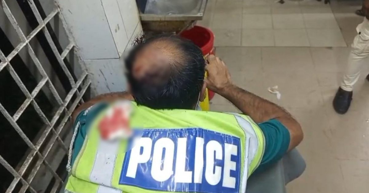 অটোরিকশার চাকা ফুটো করায় ট্রাফিক পুলিশের মাথা ফাটালেন চালক