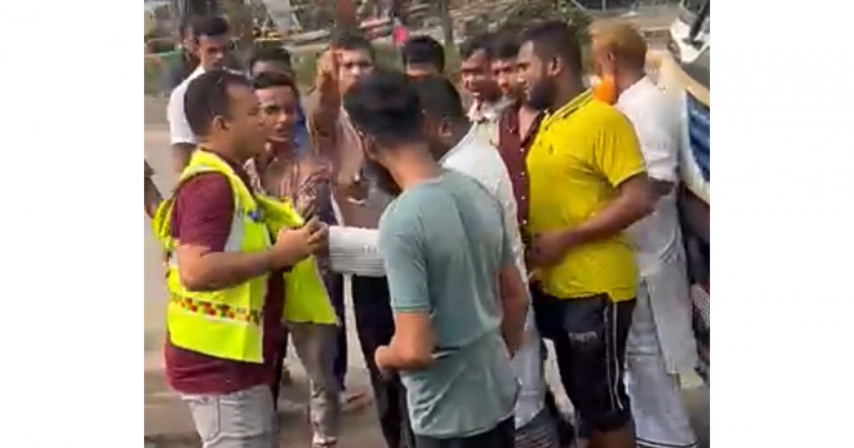 মব করে হাইওয়ে পুলিশকে মারধর, চালক ও হেলপার আটক