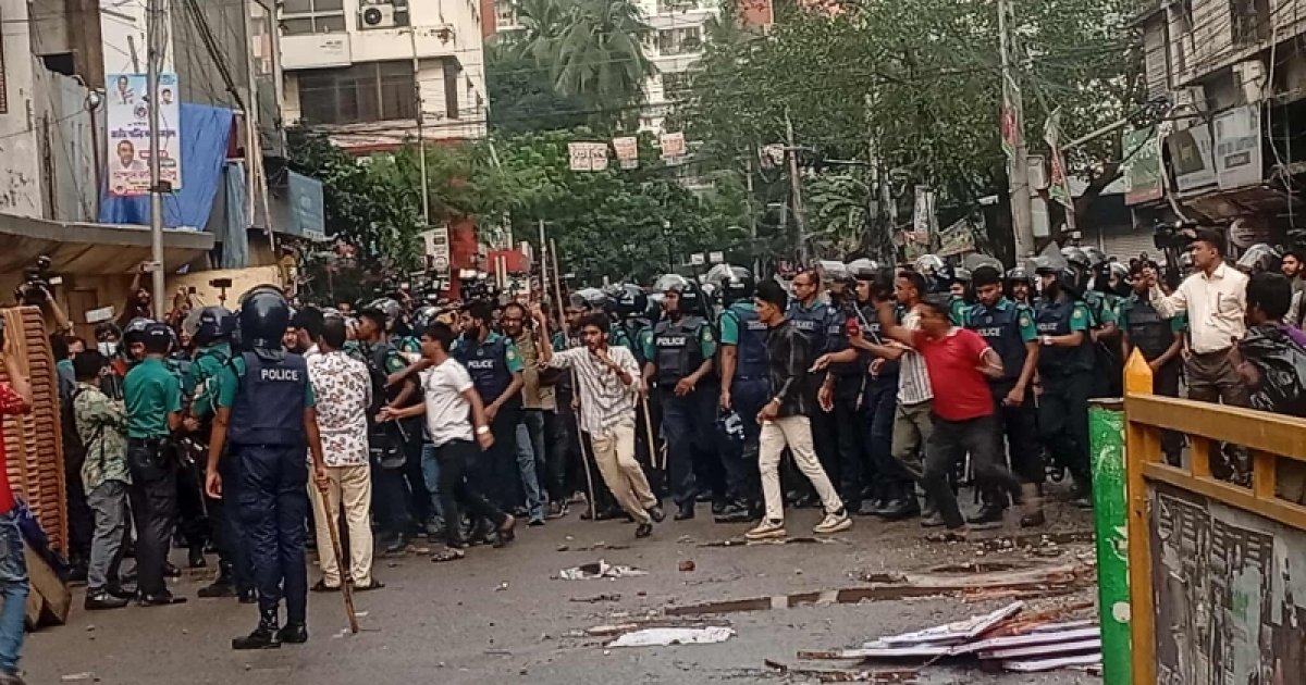 কাকরাইলে ফের সংগঠিত হওয়ার চেষ্টা জাপা নেতাকর্মীদের, পুলিশের লাঠিপেটা