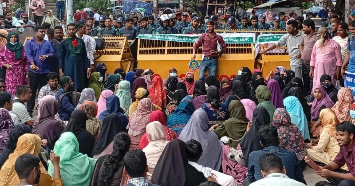 স্কুল-কলেজে শূন্যপদে শিক্ষক নিয়োগের দাবিতে শাহবাগে অবস্থান