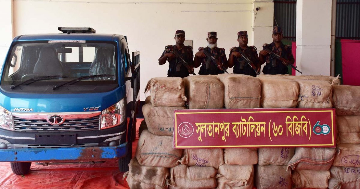 কুমিল্লায় পিকআপ বোঝাই ভারতীয় শাড়ি জব্দ
