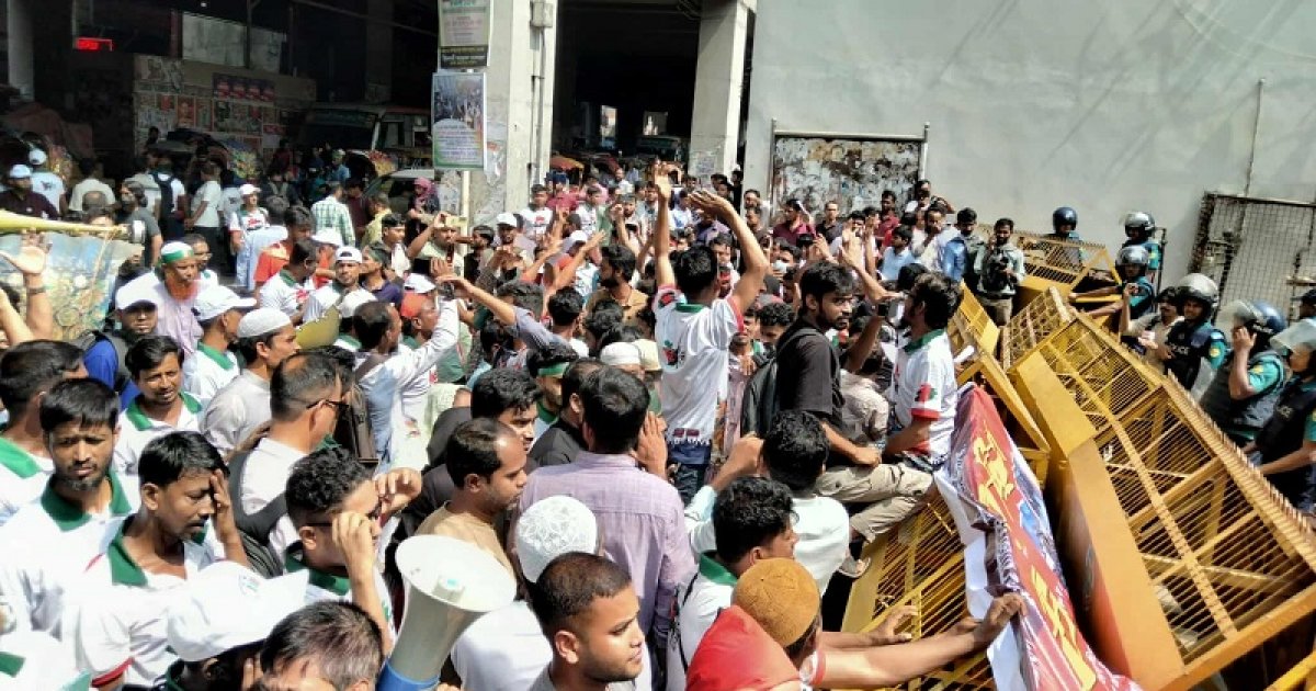 সচিবালয়ের সামনে মুখোমুখি অবস্থানে ‘আমরা জুলাই যোদ্ধা’-পুলিশ