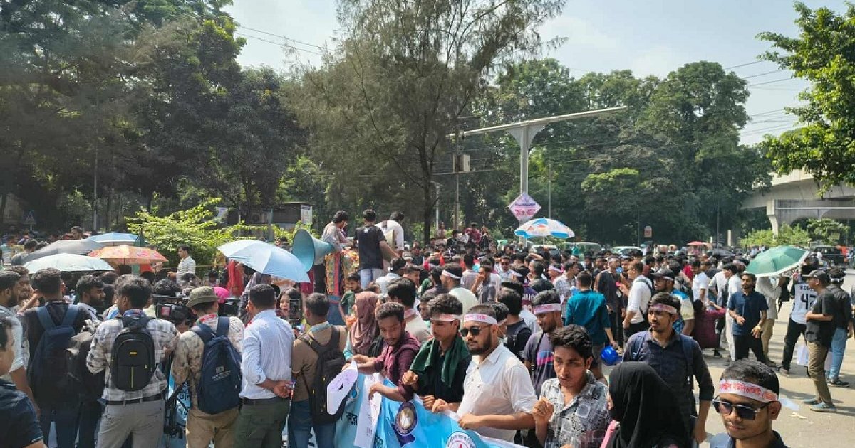 শিক্ষা ভবনের সামনে অবস্থান কর্মসূচি সাত কলেজে শিক্ষার্থীদের