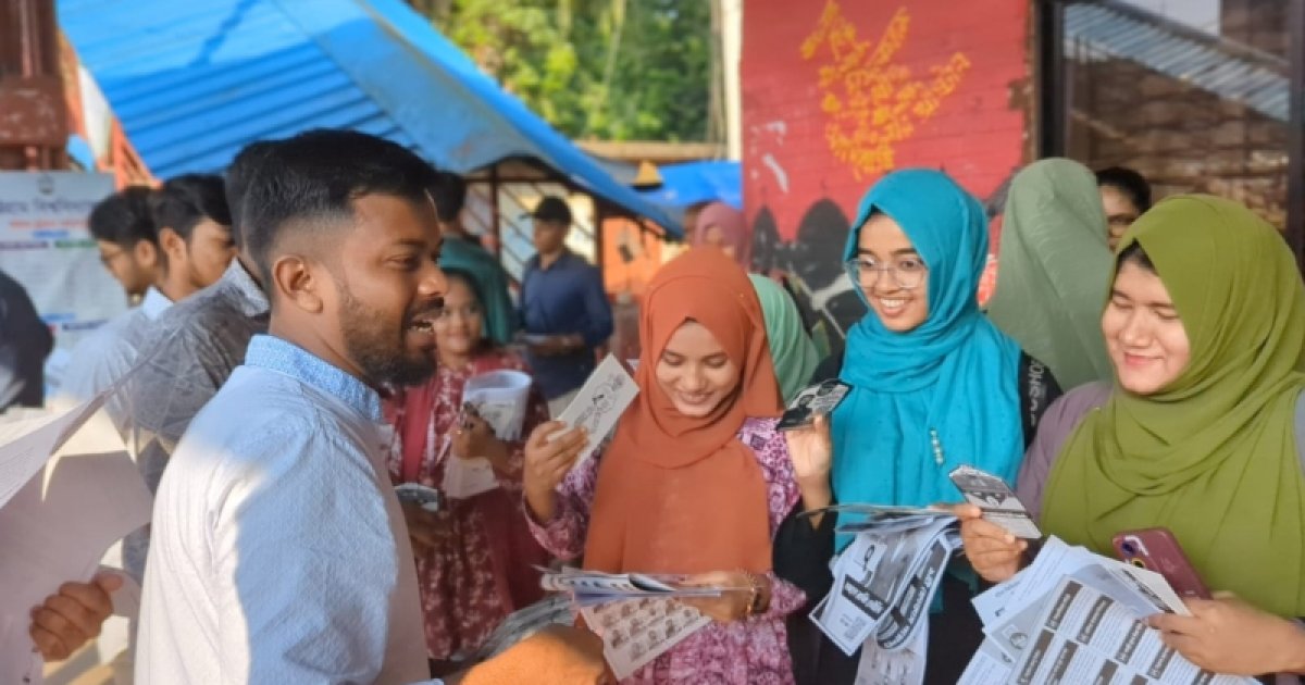 চাকসু নির্বাচন: প্রার্থীদের শেষের দৌড়ঝাঁপ, শিক্ষার্থীদের প্রত্যাশা কী
