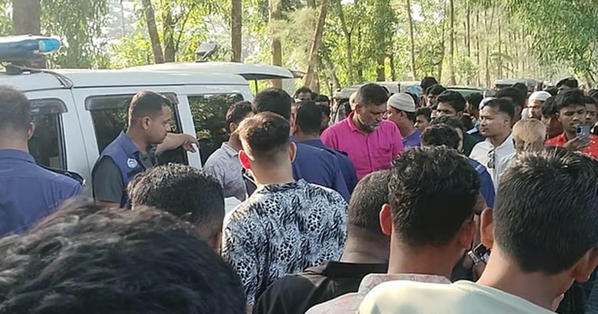 দিনদুপুরে মোটরসাইকেল আরোহীকে কুপিয়ে হত্যা