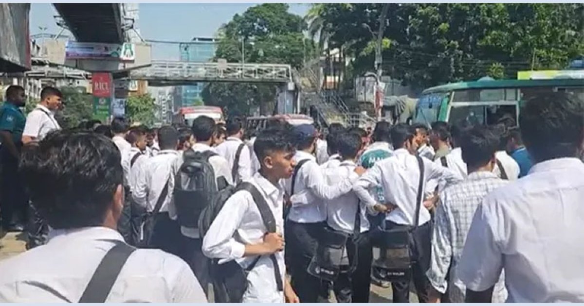 সায়েন্সল্যাব মোড়ে অবরোধ ঢাকা কলেজ শিক্ষার্থীদের