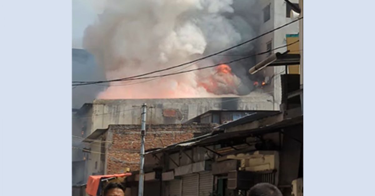 আগুনের ৩০০ গজের মধ্যে না থাকার নির্দেশ: ফায়ার সার্ভিস