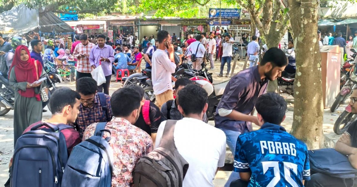 রাকসু নির্বাচন: শেষ দিনের প্রচারণায় জমজমাট ক্যাম্পাস