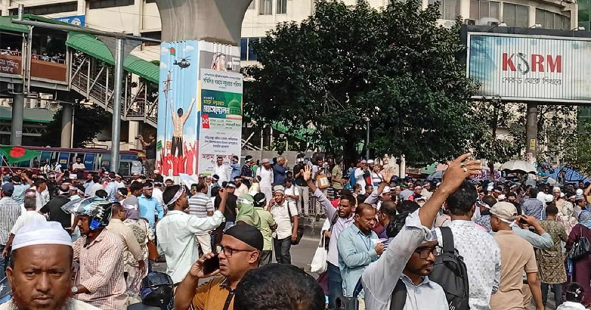 ব্যারিকেড ভেঙে শাহবাগে শিক্ষকদের অবস্থান