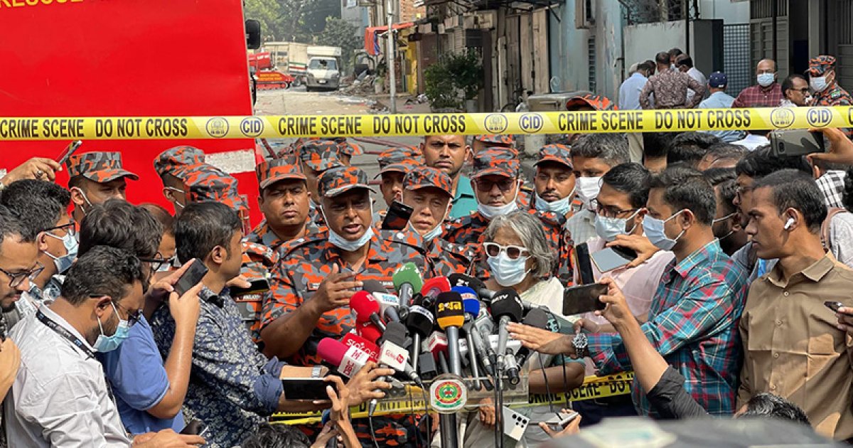 রূপনগরে আগুন নেভাতে কত সময় লাগবে, জানে না ফায়ার সার্ভিস ‎