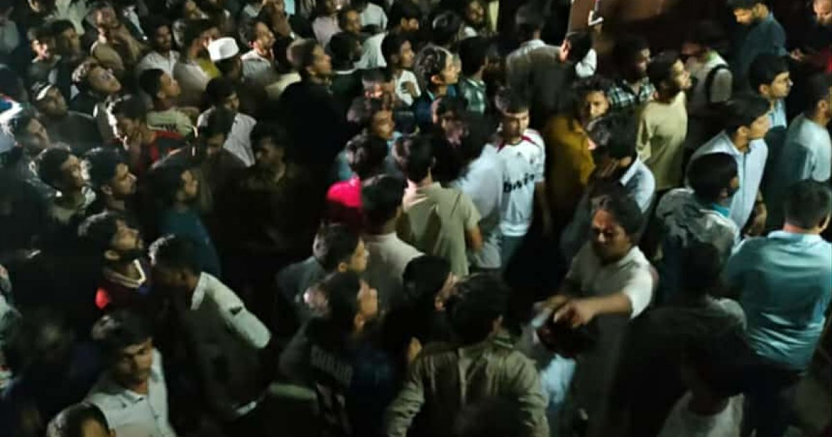 এক কক্ষের ভোট পুনরায় গণনার দাবিতে সহ-উপাচার্যকে অবরুদ্ধ ছাত্রদলের