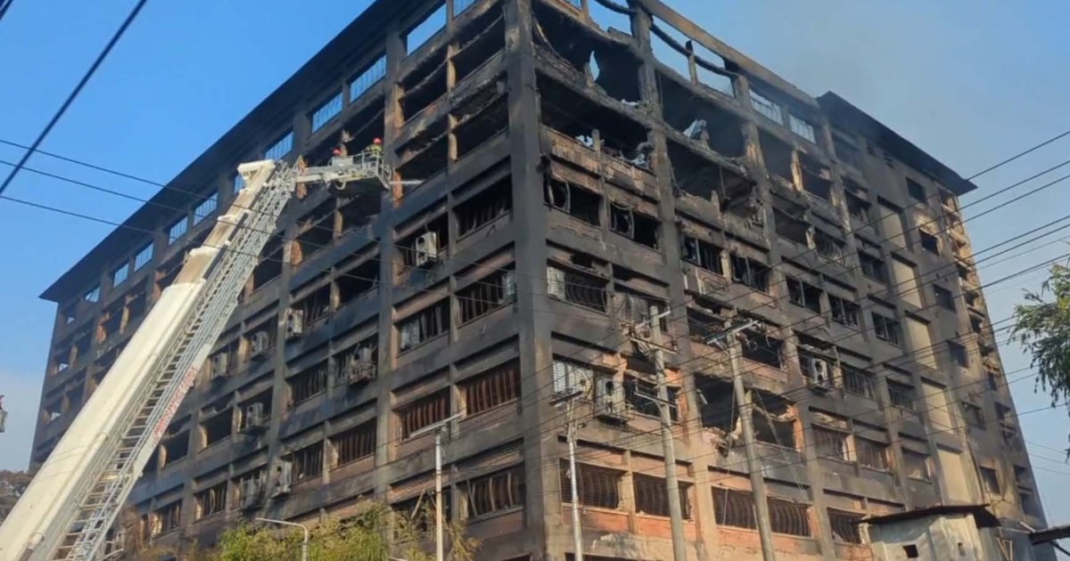 কারখানাটির ছিল না অগ্নিনিরাপত্তা সনদ, বিভিন্ন ফ্লোরে এখনও জ্বলছে আগুন