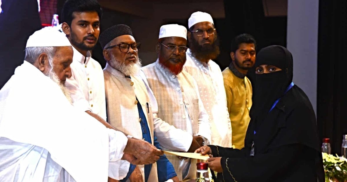 শাপলা চত্বরে নিহতদের পরিবারের মাঝে চেক বিতরণ