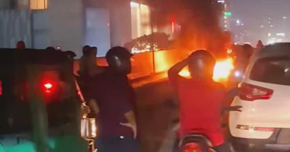 শাহজালাল বিমানবন্দরের সামনে মোটরসাইকেলে আগুন