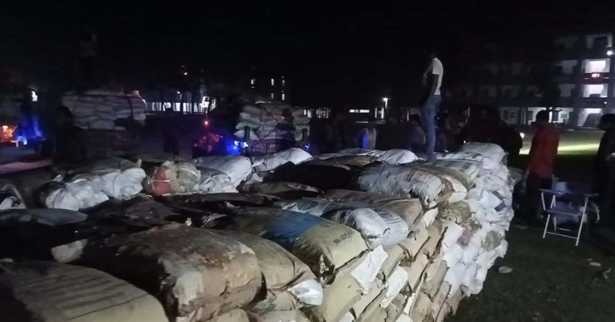 কোটি টাকার পলিথিন ও ৩৯০৮ বোতল নিষিদ্ধ ফ্রুট সিরাপ জব্দ