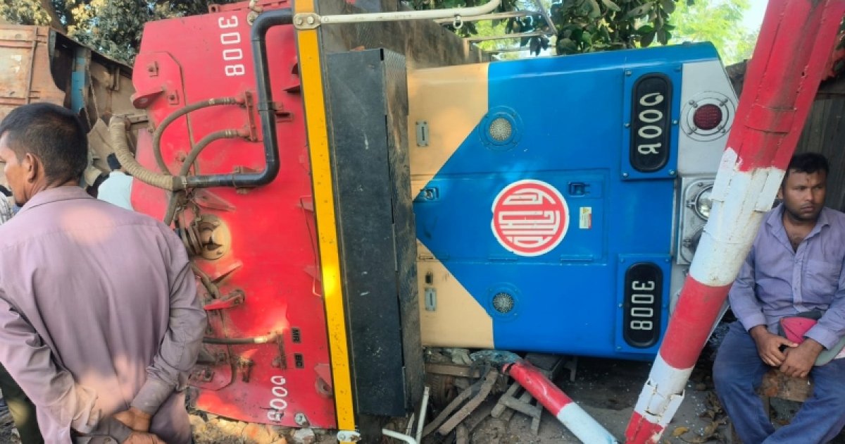 লরির ধাক্কায় উল্টে যাওয়া ট্রেনের ইঞ্জিন এখনও উদ্ধার হয়নি