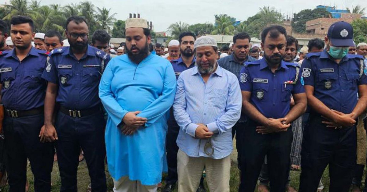 ৩ ঘণ্টার প্যারোলে মুক্তি পেয়ে স্ত্রীর জানাজায় এসে কাঁদলেন যুবলীগ নেতা